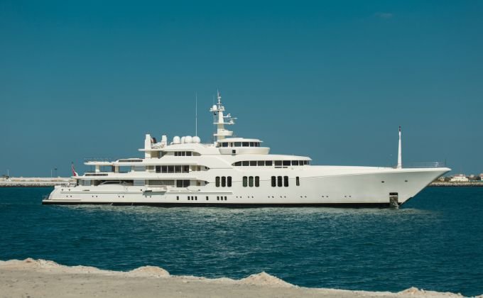 Navigating Dubai’s Waters: Safety Tips for Yacht Chartering